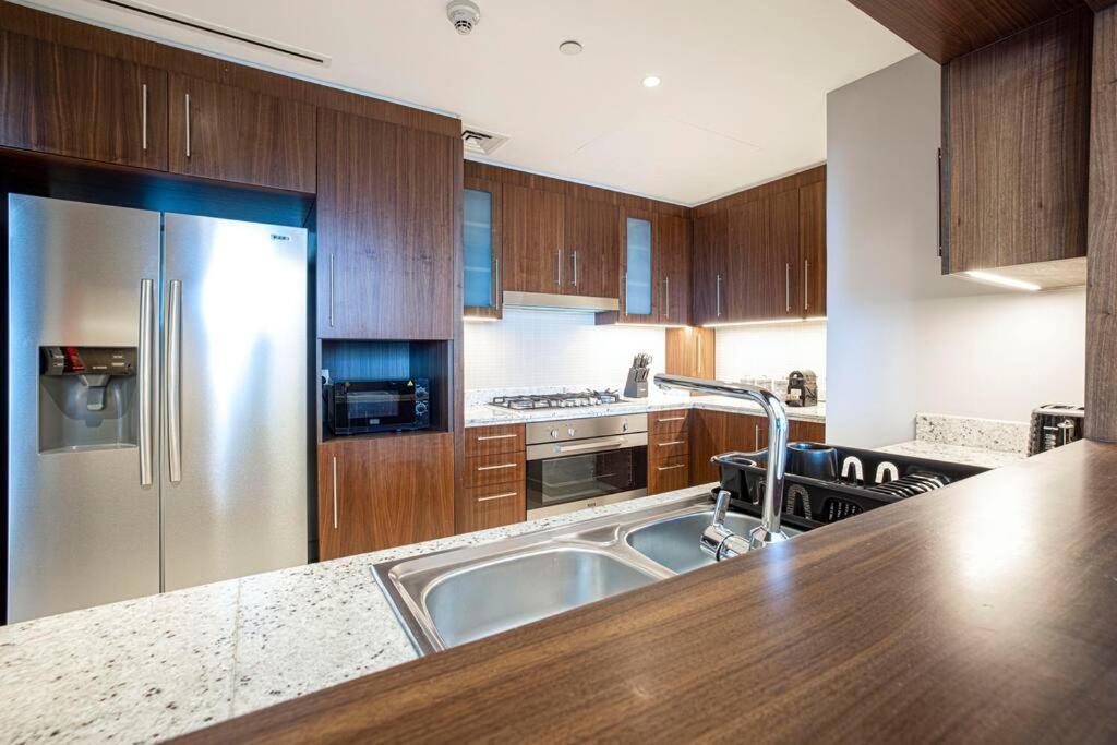 Apartamento Magnificent Brand New Lux 3Br Burj & Fountain View Dubái Exterior foto