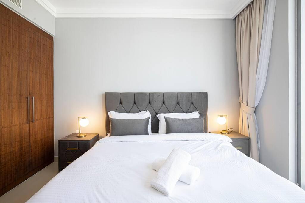 Apartamento Magnificent Brand New Lux 3Br Burj & Fountain View Dubái Exterior foto